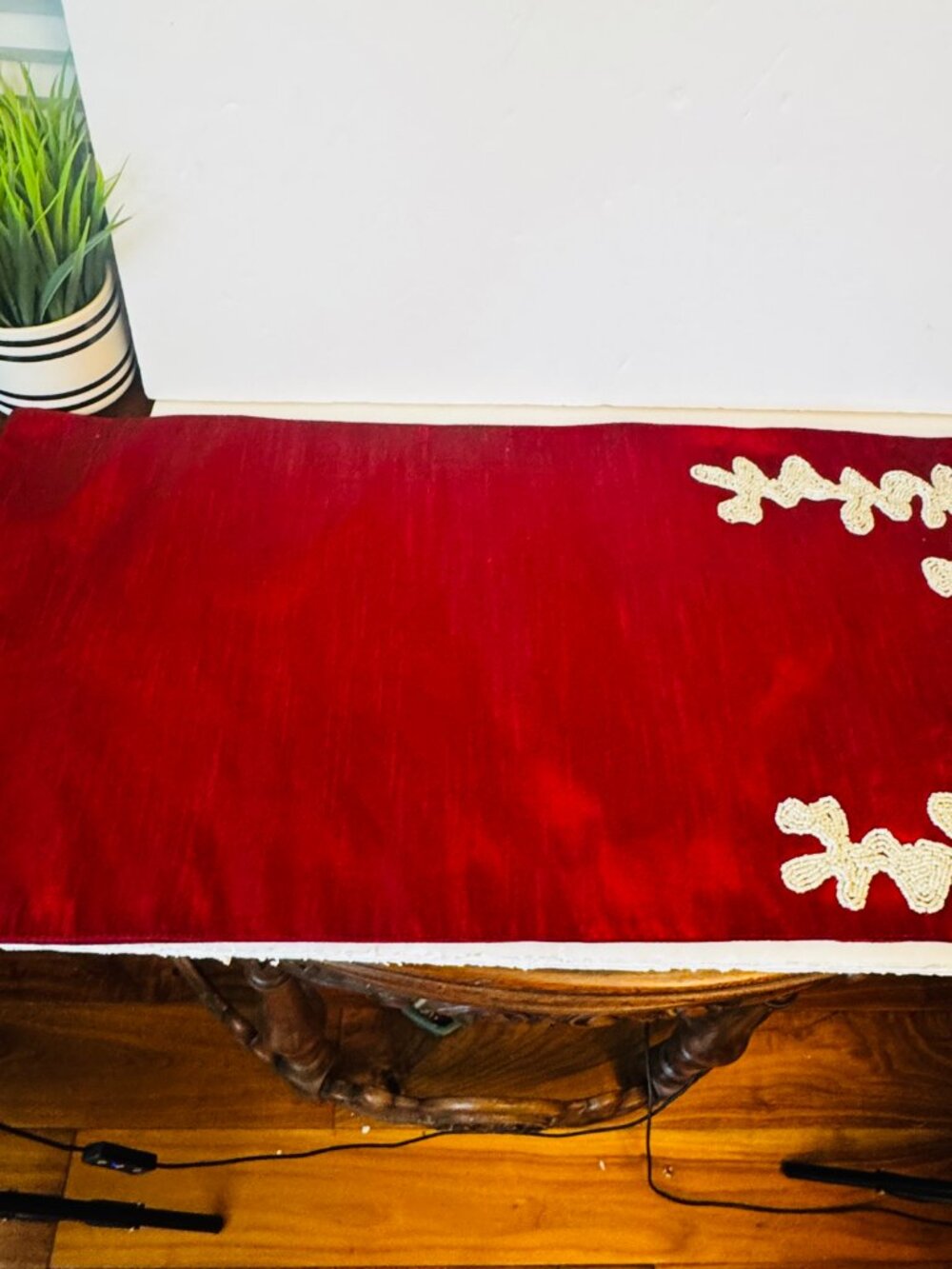 Saro Lifestyle Irena Collection Elegant Red Off-White Table Runner Beaded Embroi - Picture 11 of 16